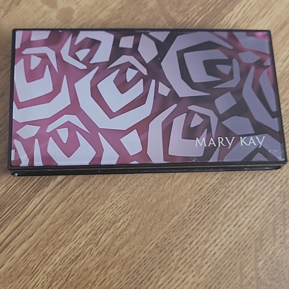 Mary Kay magnetic compact